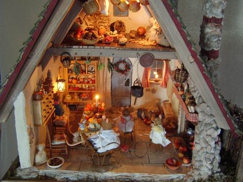 кукольные домики: twenty_fingers Brambly Hedge, Mouse Drawing, Mouse House, Miniature Rooms, Felt Mouse, Mini Mouse, House Mouse, Miniature Houses, Room Box