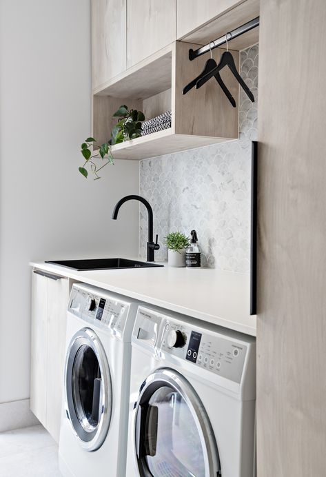 Hamptons Laundry, Grey Laundry Rooms, Laundry Makeover, Laundry Chute, Color Schemes Design, Laundry Room Layouts, Laundry Design, Modern Laundry Rooms, Home Design Diy