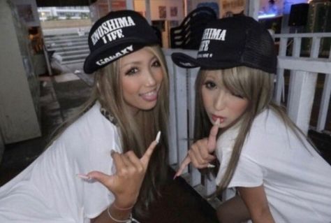 Gyaru Aesthetic, Gyaru Makeup, Gyaru Fashion, Style Deco, Emo Scene, J Fashion, Cute Friends, Japanese Fashion, Cute Black