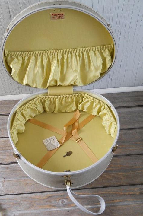 Round Suitcase, Sneaky Storage, Large Cardboard Boxes, Vintage Hat Boxes, Vintage Train Case, Random Aesthetics, Old Suitcases, Vintage Trunks, Vintage Suitcases