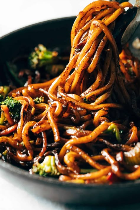 Clear Noodles Stir Fry, Saucy Asian Noodles, Hangover Dinner Ideas, Udon Noodle Recipe Stir Fry, Cantonese Sauce, Japanese Stir Fry, Veggie Udon, Easy Udon, Best Stir Fry