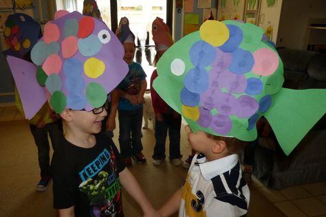 Fish hats, fish hats, roly poly fish hats from Paula's Preschool and Kindergarten Fish Hat, Singing Games, Kindergarten Music, Fish Costume, Diy Preschool, Paper Fish, Paper Hats, Under The Sea Theme, Graduation Hat