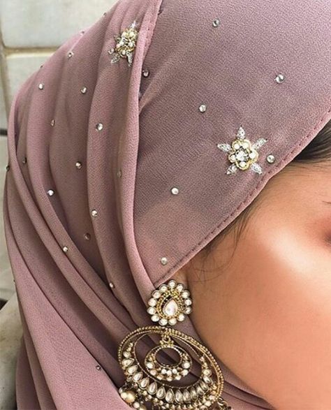 Eid Hijab Styles With Earrings, Hijab Assesories, Hijab Tutorial With Earrings, Hijab With Earrings, Jersey Hijab Style, Aesthetic Modest Outfits, Hijab Earrings, Tikka Jewelry, Desi Fits