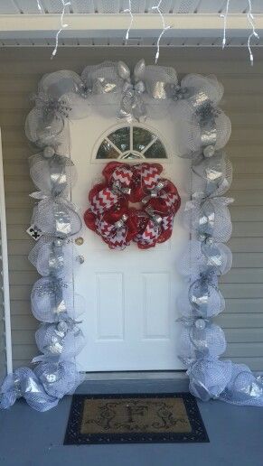 Silver Christmas Garland, White Silver Christmas, Christmas Installation, Disco Christmas, Pin Ideas, Silver Christmas, Christmas Garland, Front Door Decor, Simple Decor