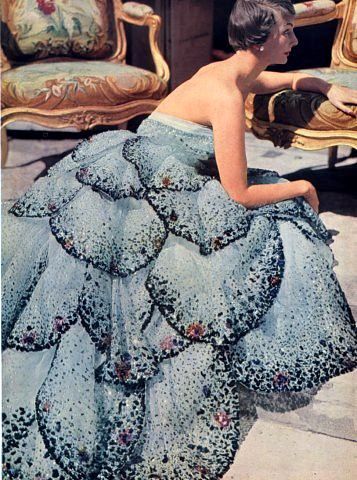 Barbara Goalen in Christian Dior's "Junon" gown 1949, phot… | Flickr Vintage Dior Dress, Christian Dior Gowns, Dior New Look, Dior Dresses, Dior Gown, Beaded Evening Gowns, Dior Dress, Dior Haute Couture, Dior Fashion