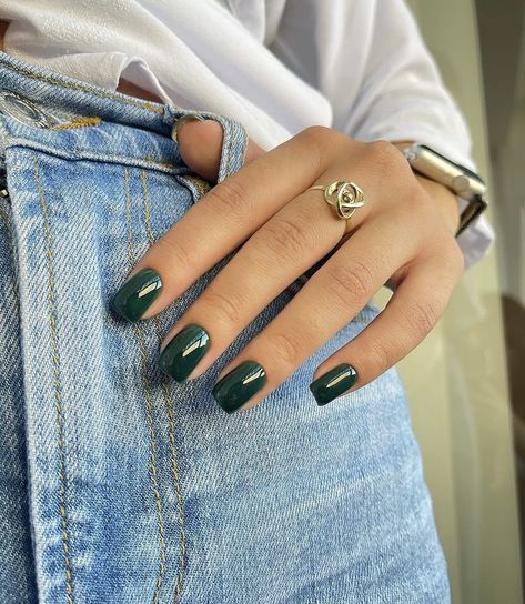 First Green Nails, Dark Green Nails Coffin Short, Dark Green Sns Nails, Forest Green Nails Square, Emerald Green Tips Nails, Holiday 2023 Nails, Smaragd Green Nails, Dark Green Nails Square, Short Square Nails Green