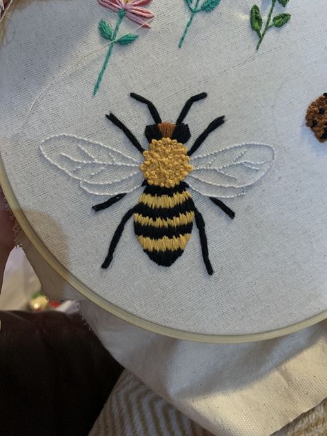 Embroidered Honey Bee, Honey Bee Embroidery Designs, Bee Hive Embroidery, Embroidery Bee Simple, Bee Embroidery Pattern Free, Embroider Bee, Embroidery Bee Pattern, Bee Embroidery Pattern, Honey Bee Embroidery