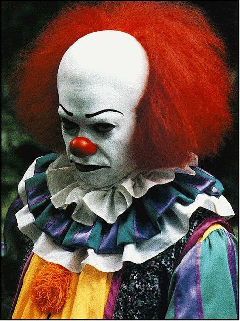 Pennywise...why so blue?  One of the many reason's I hate clowns! "It" book by Stephen King Horror Vintage, Pennywise The Clown, Pennywise The Dancing Clown, Send In The Clowns, Evil Clowns, Scary Clowns, Creepy Clown, Horror Icons, Movie Monsters