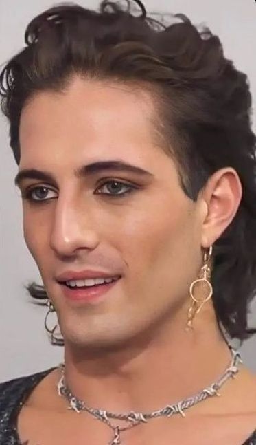 His handsome face 😍 💕 Rock Makeup, Pleasing People, Vampire Makeup, Damiano David, Male Makeup, Peinados Fáciles Para Cabello Corto, Stage Makeup, Winged Liner, Dramatic Look