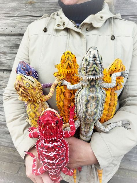 Bearded dragons agama amigurumi multicoloured. All lizards are hand painted. Crochet Bearded Dragon Pattern, Bearded Dragon Crochet Pattern Free, Bearded Dragon Crochet Pattern, Bearded Dragon Crochet, Crochet Bearded Dragon, Realistic Amigurumi, Reptile Crafts, Crochet Beard, Dragon Crochet