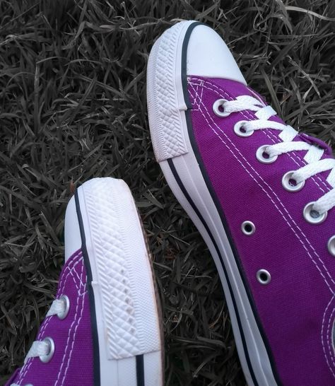 purple converse chuck taylor Converse Shoes Purple, Purple Converse Aesthetic, Purple Converse Outfit, Converse Outfit Ideas, Outfit Ideas Jeans, Tenis Converse, Converse Aesthetic, Converse Classic, Purple Converse