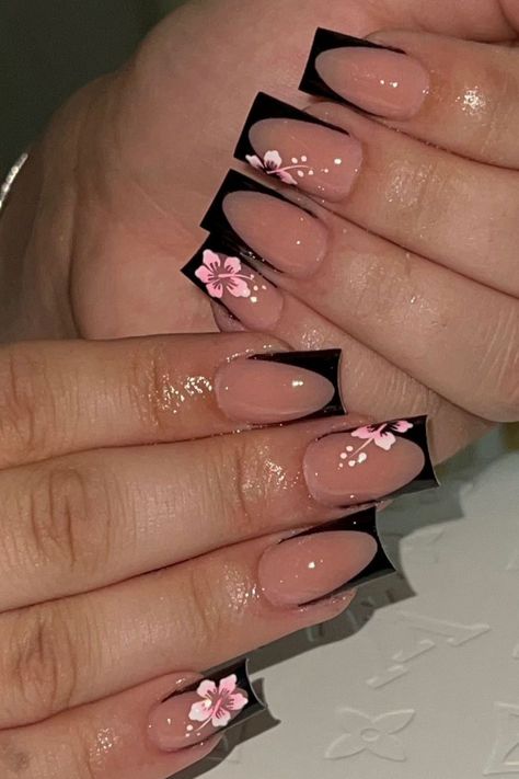 Flower Black Nails, Flower Nail Designs Black, Black French Tip Nails With Flower, Short French Tip Acrylic Nails Black, French Tip Flower Design, Hisbusic Flower Nails, Black French Tip Designs, Black French Tip Nails With Design, Short Black French Tip Nails