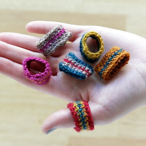 Crochet Ring Patterns, Crochet Ring, Crochet Jewlery, Crochet Rings, Crochet Jewelry Patterns, Mode Crochet, Ring Tutorial, Crochet Bracelet, Crochet Diy