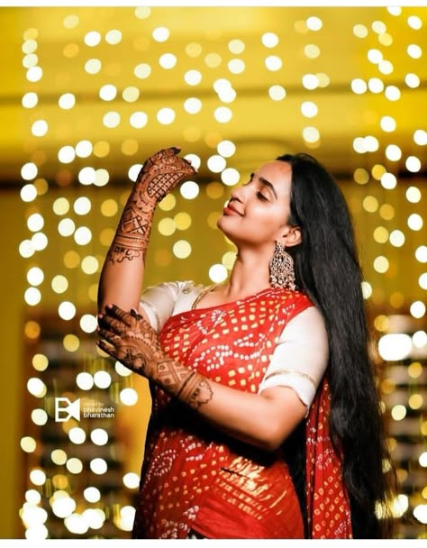 Mehdi Pose, Photo Poses For Bride, Mahendi Pose, Bride Mendhi, Haldi Stills, Mehandi Shoot, Mehandi Photo, Mehandi Pose, Mehandi Poses