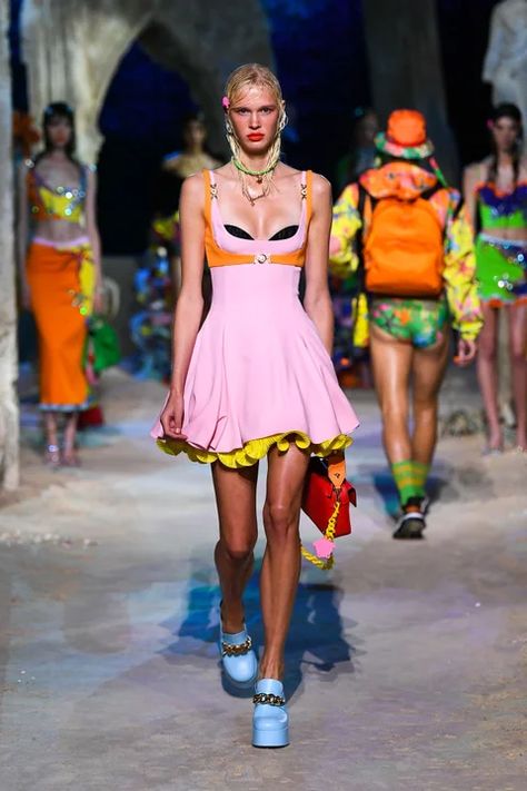 Versace Spring 2021, 2021 Fashion Trends, Versace Spring, Versace Fashion, Donatella Versace, 2021 Fashion, Fashion Runway, Vogue Paris, Wear Pink