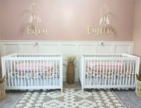 bohemian style nursery for twin girls with a dusty pink wall, simple white cribs, and a tufted rug Twin Babies Nursery, Twin Nursery Room, Twin Baby Rooms, Twin Girl Bedrooms, Twin Girls Nursery, Twin Nursery, Boy Girl Nursery, Twin Baby Girls