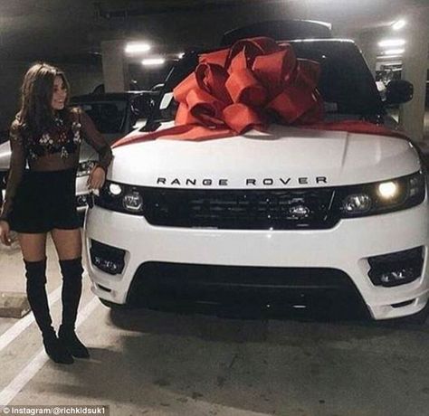 One young woman beams as she poses next to a Range Rover decorated with an enormous bow, obviously a gift for her birthday White Range Rover, Cars For Women, Best Luxury Sports Car, Dream Cars Range Rovers, Luxe Auto's, Aventador Lamborghini, Luxury Cars Range Rover, White Range, Vintage Jeep