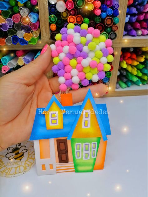 ¿Te gustaría aprender? Mira el paso a paso aquí 👉🏻 https://fb.watch/lv0yJd4Udq/?mibextid=Nif5oz ¿Qué tal el resultado del 1 al 10 mis amores? Yo lo amé 🥰 amo todo de esta peli 😍🎈🏠 . . Material de la cajita: opalina 180 gramos Material casita: foami / goma eva Material globos: pompones Espero te guste y te ayude la idea, en la clase puedes ver el paso a paso completo😍 En la cajita puedes añadir bebidas o detalles dulces a tu gusto. #up #casaflotante #casaglobos #upunaaventuradealtura #peli Minecraft, Disney, Crochet