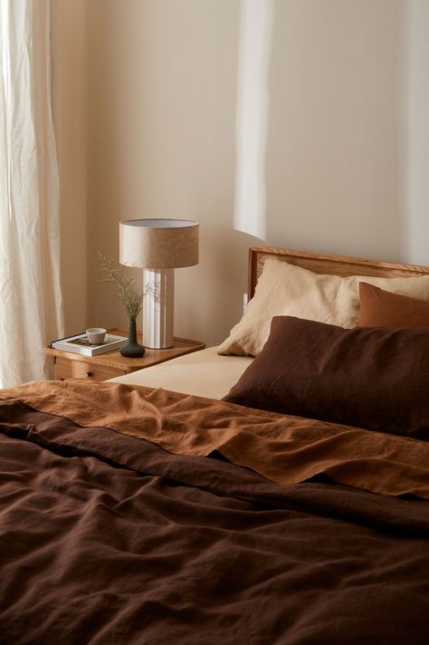 Transform your bedroom into a haven of comfort with our 100% linen bedding. Crafted from European flax and pre-washed for superior softness and durability, available in a stylish range of modern colors. Bed Sheet Inspiration, Linen Bedding Styling, Bedding Trends, Brown Bedding, Bedroom Ottoman, Pure Linen Bedding, Air Bnb, Linen Bedroom, Studio Apartment Decorating