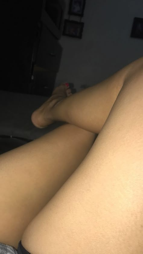 Leg Photo Aesthetic, Snap Girly, Hot Snap Ideas, Piernas Aesthetic, Night Room Snap, Arch Pics Snap Bed, Bed Snap, Snap Selfie, Bra Image