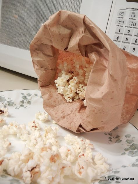 April from Frugal Homemaking shows you how to make your own Kettle Corn--in the microwave. I can't wait to try this! Microwave Kettle Corn, Diy Microwave Popcorn, Homemade Microwave Popcorn, Microwave Caramel Corn, Homemade Kettle Corn, Frugal Homemaking, Popcorn Kernels, Paper Lunch, Kettle Corn