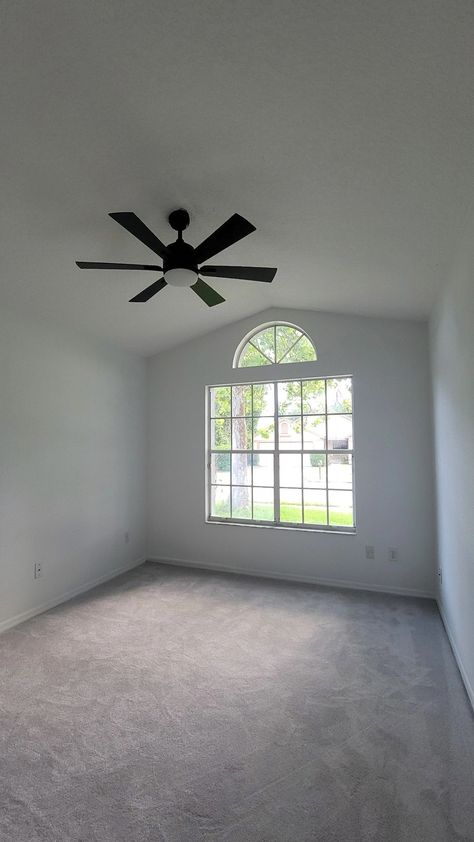 Aesthetic Bedroom With Carpet Floor, Big Window Bedroom Aesthetic, Empty Bedroom Layout, Window Bedroom Aesthetic, Empty Room Aesthetic, Big Window Bedroom, Empty Bedroom, Flat Aesthetic, Twyla Boogeyman