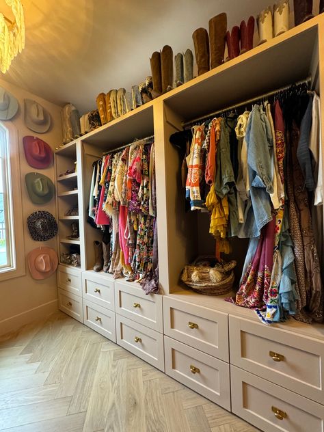 Boot Storage Ideas, Hat Wall Display, Spare Room Walk In Closet, Boho Chic House, Hunter Premo, Closet Organization Ideas, Hat Wall, Beautiful Closets, Boot Storage