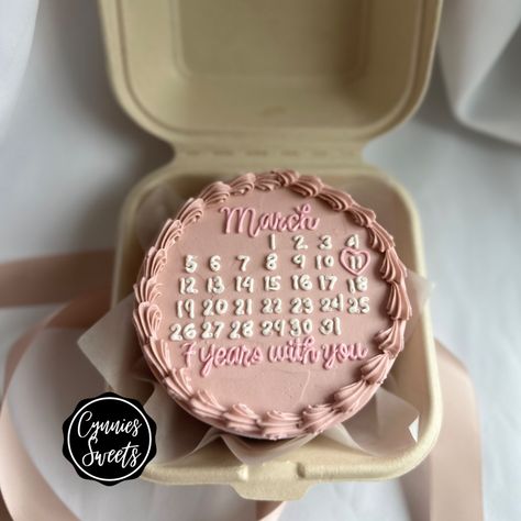 Bentocake calendar cake Calender Birthday Cakes, Calender Cake Birthday, Calendar Cake Design, Calendar Birthday Cake, Calendar Cake, Write Name On Cake, Lunchbox Cake, Bday Stuff, 14th Birthday Cakes