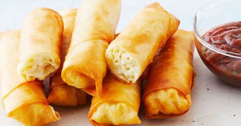 Mac 'n' cheese spring rolls recipe Party Food Hacks, Cheese Spring Rolls, Picnic Party Food, Fried Spring Rolls, Chicken And Cheese, Spring Roll Recipe, Best Party Food, Spring Roll, Salad With Sweet Potato