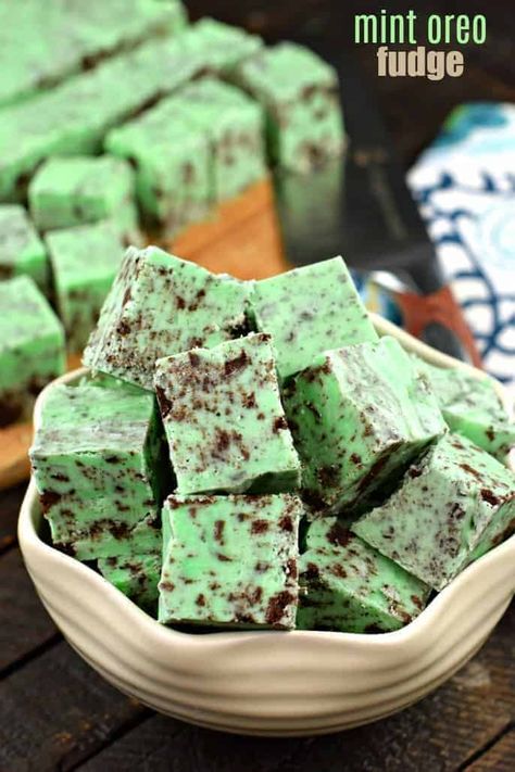 Mint Chocolate Oreo Fudge Recipe Oreo Fudge Recipe, Mint Fudge Recipe, Fantastic Fudge, Mint Fudge, Sweet Slices, Fudge Candy, Cookies And Cream Fudge, Mint Desserts, Cream Fudge