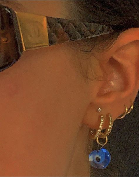 Ohrknorpel Piercing, Blue And Gold Jewelry, Cool Ear Piercings, Pretty Ear Piercings, Indie Jewelry, Jewelry Tattoo, Lobe Piercing, Dope Jewelry, Girly Jewelry