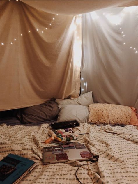 @almayaganon⚡️ Sleepover Room, Zelt Camping, Blanket Fort, Cute Date Ideas, Fun Sleepover Ideas, Aesthetic Rooms, Sleepover Party, Slumber Parties, Teen Bedroom