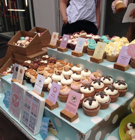 Cupcake Sale Display, Cake Pop Up Shop Display Ideas, Pastry Pop Up Booth, Dessert Booth Ideas, Eclair Decoration, Bake Sale Set Up, Bakery Pop Up Shop Display, Bake Sale Displays Table, Food Booth Ideas