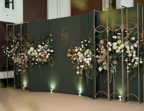 Double Staircase Wedding Decor, False Wall Wedding Decor, Wedding Decor Wall, Green Wedding Stage Decor, Green And White Backdrop, Indoor Wedding Ceremony Backdrop, Enchanted Wedding Decor, Wedding Ceremony Backdrop Indoor, Reception Stage Decor