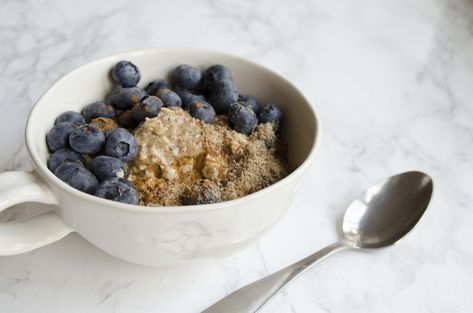 How to Eat like Ariana Grande And Stay Lean Microwave Oatmeal, Chia Seed Breakfast, Microwave Mug Recipes, Nordic Diet, Easy Oatmeal Recipes, Nut Butter Recipes, Cake Mug, Easy Oatmeal, Protein Powder Recipes