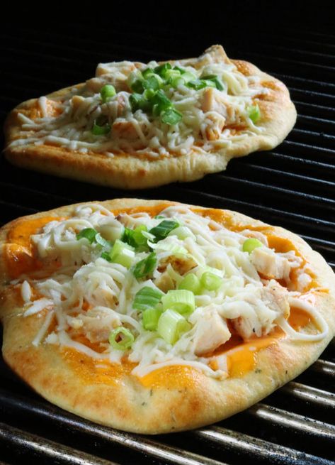 Buffalo Chicken Flatbread Pizza, White Chicken Pizza, Buffalo Chicken Flatbread, Blackstone Griddle Recipes, Buffalo Pizza, Flatbread Pizza Recipe, Bbq Chicken Flatbread, Chicken Flatbread Pizza, Grilled Buffalo Chicken