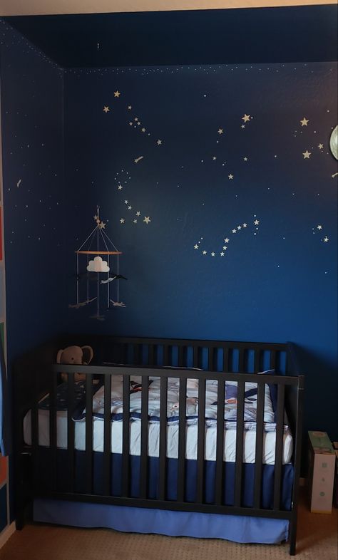 Dark Blue Nursery Ideas, Nursery Night Sky, Starry Sky Nursery, Sky Painting Ideas, Small Nursery Decor, Starry Night Bedroom, Night Sky Nursery, Night Bedroom, Sleepover Room