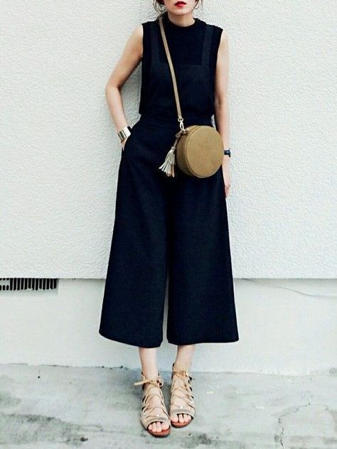 Minimalist Chic. Vans Outfit Summer, Minimalist Moda, 일본 패션, Mode Casual, Pantalon Large, Resume Design, Trend Fashion, Mode Inspiration, Looks Style