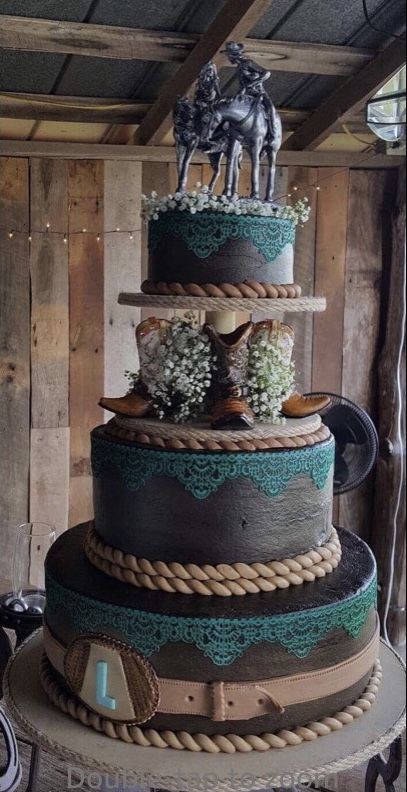 Quince Cowgirl Theme, Country Wedding Cakes Rustic Simple, Western Graduation Cake Ideas, Country Theme Wedding Cake, Cake Designs Western, Birthday Cake Western, Horse Party Cake, Cow Print Wedding Cake, Country Style Wedding Cakes