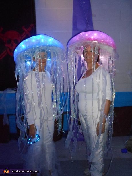 Homemade Jellyfish costumes - clever!                 And if its Halloween its better, or people will be running from you. Jellyfish Costumes, Jellyfish Halloween Costume, Jellyfish Halloween, Carnaval Make-up, Diy Jellyfish, Jellyfish Costume, Halloween Kunst, Homemade Costume, Costume Works