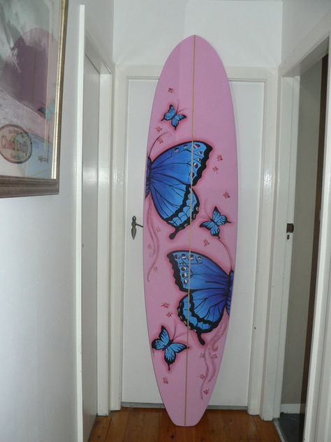 Mini-mal butterflies Surf Bored, Painted Surfboard, Mini Mal, Pink Surfboard, Object Painting, Florida Kilos, Fair Theme, Obx Dr, Surf Aesthetic