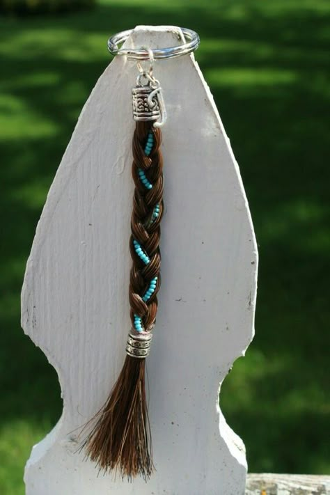 How To Make Horse Hair Tassels, How To Make A Horse Hair Bracelet, Horse Hair Momentos, Horse Hair Craft Ideas, Diy Horse Hair Ideas, Things To Do With Horse Hair, Things To Make With Horse Hair, Horse Hair Projects, Diy Horse Hair Keychain