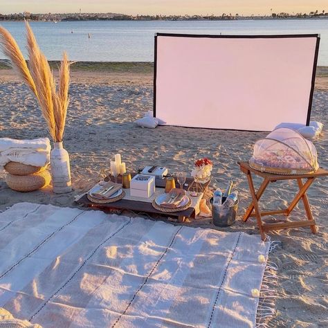 Seaside Cinema 🎥🍿🎟 on Instagram: “✨GIVEAWAY TIME✨ Head over to @sdfoodies now for a chance to win a movie night with us!! 🎥🍿🌙🤞🏻🤞🏻🤞🏻” Night On The Beach, Cinema Date, Valentines Date Ideas, Day Date Ideas, Drive In Movie Theater, Beach Date, Beach Bonfire, Valentines Day Date, Picnic Spot