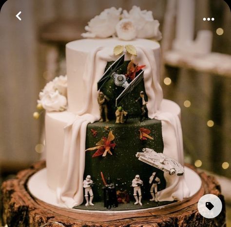 Grooms Cake Ideas Star Wars, Starwars Cake Wedding, Hogwarts Wedding Cake, Star Wars Themed Wedding Cake, Geeky Wedding Cake, Star Wars Cake Wedding, Star Wars Wedding Cake Ideas, Star Wars Wedding Aesthetic, Star Wars Wedding Cakes