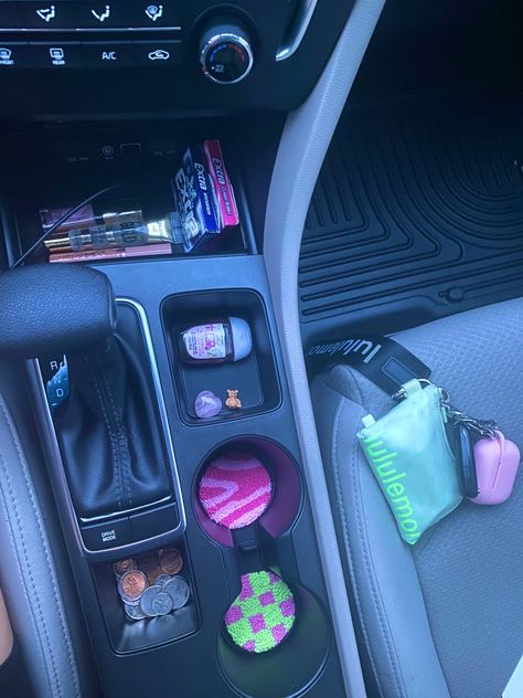 Car Decor Women, Athstetic Car Interior, Teenage Car Decorations, Passenger Princess Decor Ideas, Car Inspo Interior Preppy, Asthetic Car Interior, Decorating Car Ideas, Toyota Corolla Accessories, Clean Girl Car Aesthetic