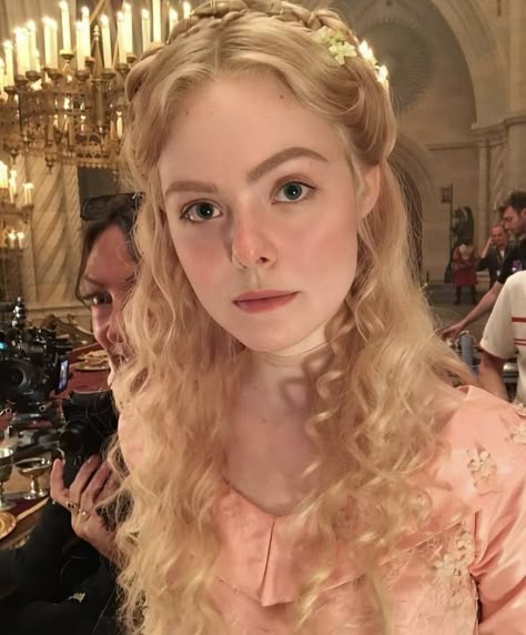 Elle Fanning Elle Fanning Makeup, Dakota Fanning Hair, Elle Fanning Hair, Aurora Hair, Ellie Fanning, Lizzie Hearts, Dakota And Elle Fanning, Princess Aurora, Long Blonde