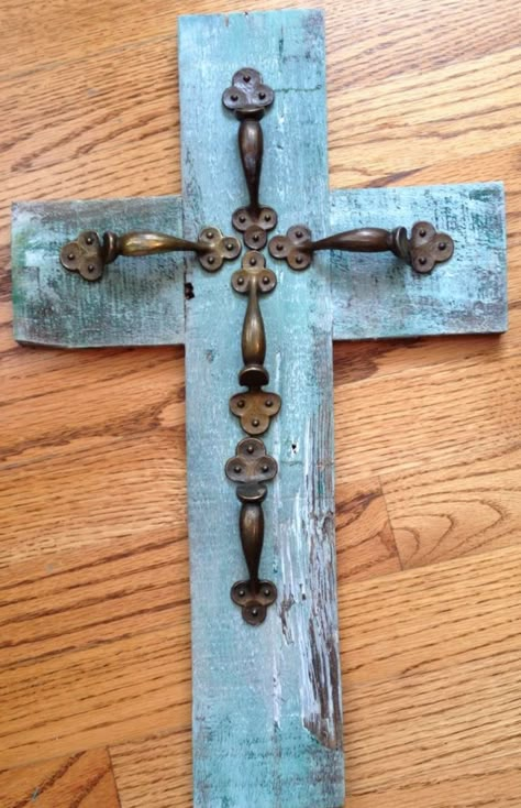 Door Pulls Diy, Pallet Crosses Diy, Dollar General Christmas Crafts Diy, Diy Crosses Ideas Crafts, Wood Crosses Ideas Diy, Diy Wooden Crosses Ideas, Wall Of Crosses Ideas, Wood Crosses Ideas, Christian Crafts To Sell