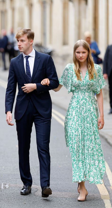 Princess Elisabeth Graduates from Oxford University — Royal Portraits Gallery Royal Style Fashion, Queen Mathilde Of Belgium, Euro Chic, Royal Girls, Royal Portraits, University Graduation, The Royal Collection, Princess Elizabeth, Familia Real