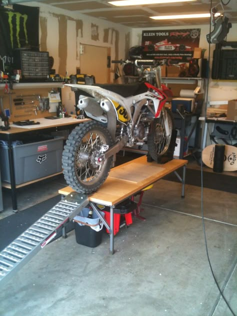 Dirt Bike Garage, Motorcycle Garage Ideas, Tractor Garage, Dirt Bike Shop, Mechanic Shop Decor, Jetta Mk1, Motorcycle Lift Table, Bike Workshop, Motorcycle Lift