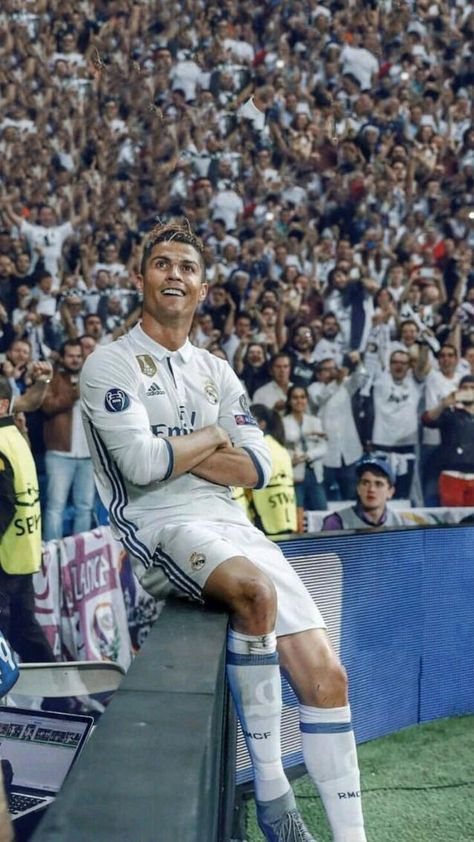 Cr7 Photos, Cristiano Ronaldo Shirt, Ronaldo Shirt, Cristiano Ronaldo Young, Ronaldo Photos, Football Workouts, Soccer Gifs, European Soccer, Cristiano Ronaldo Cr7